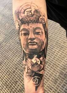 Tatuajes en el brazo - Tatuaje buda realista