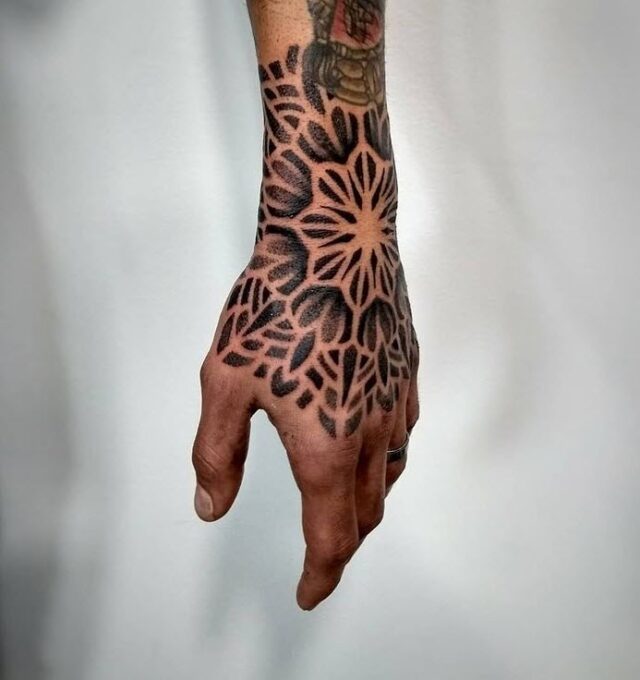 Tattoo dotwork geometrico en la mano