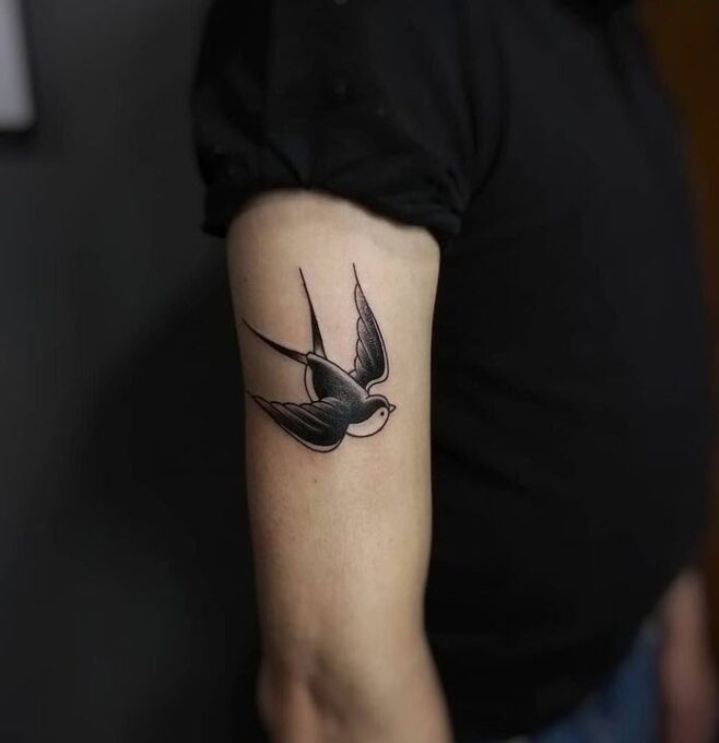 Tatuaje black and grey Golondrina
