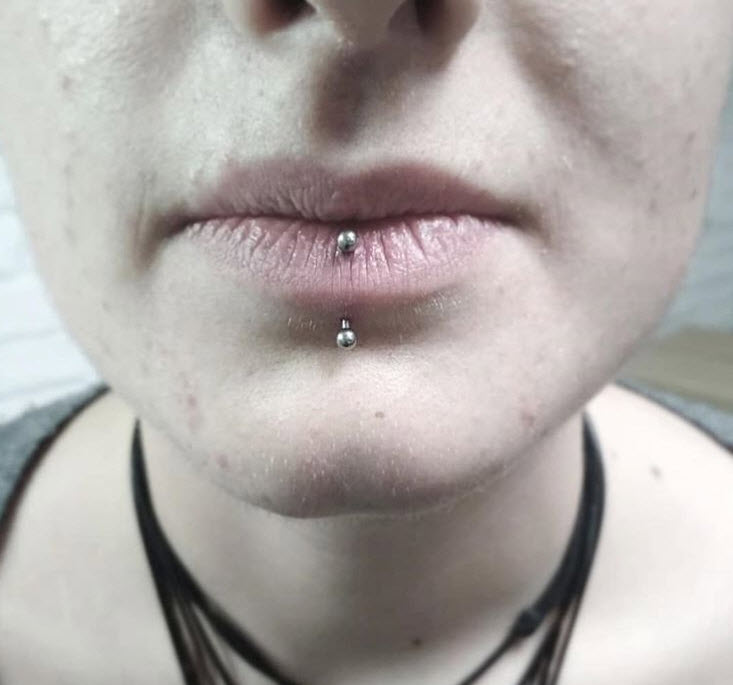 Piercing “labret vertical” en el labio