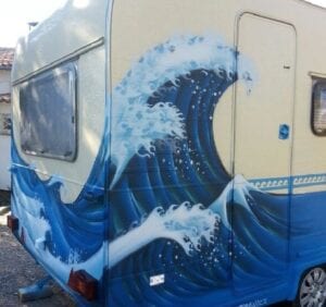 Graffiti comercial en Tarragona - Graffiti de ola del mar en caravana