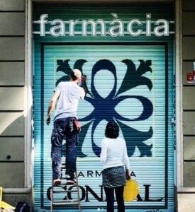 Graffiti comercial en Barcelona - Persiana decorada a mano