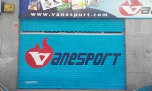 Graffiti comercial en Zaragoza - Persiana Vanesport