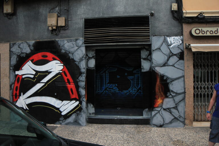 Graffiti decorativo en la Sala Z de Zaragoza