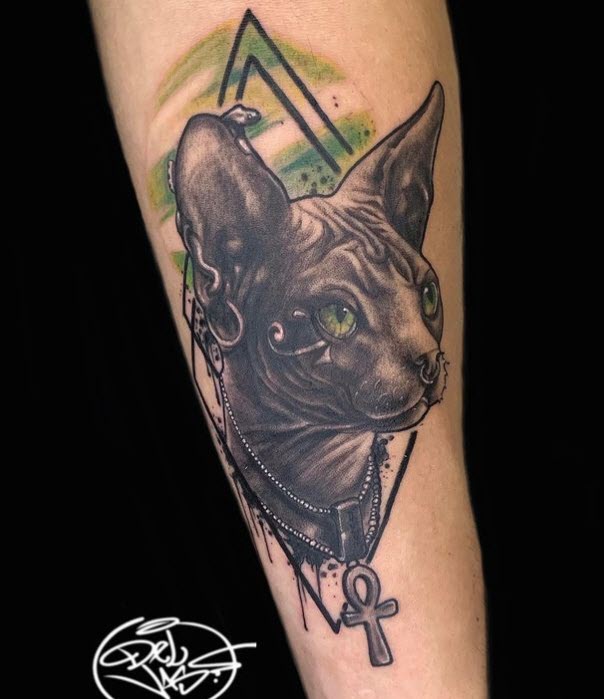 Tatuaje en el brazo de un gato egipcio