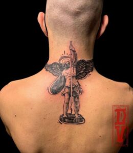 Tattoo en el cuello - Tatuaje de un ángel en la espalda