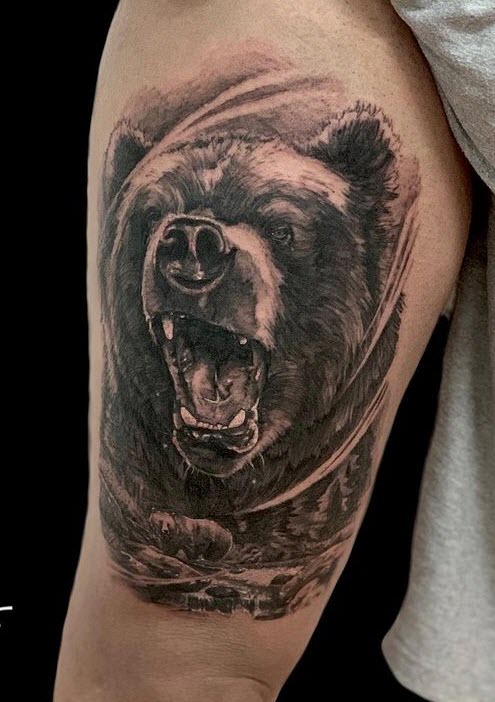 Tatuaje de un oso en el gemelo