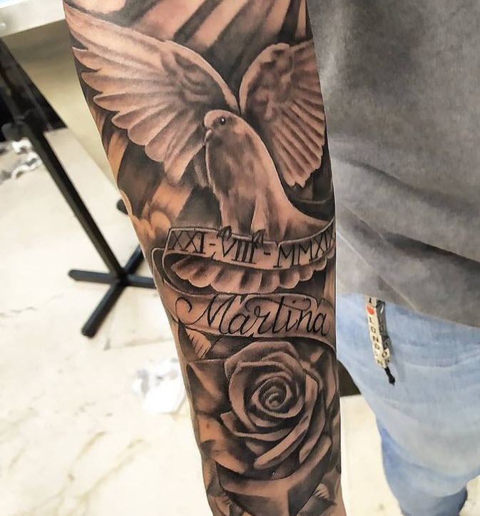 Tatuaje en el brazo cinta con nombre Martina y rosa