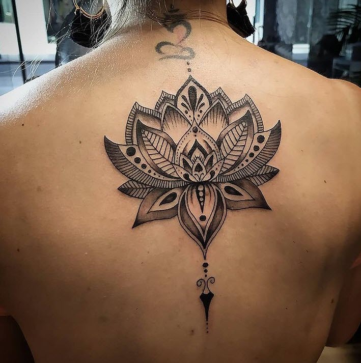 Tatuaje mandala en la espalda