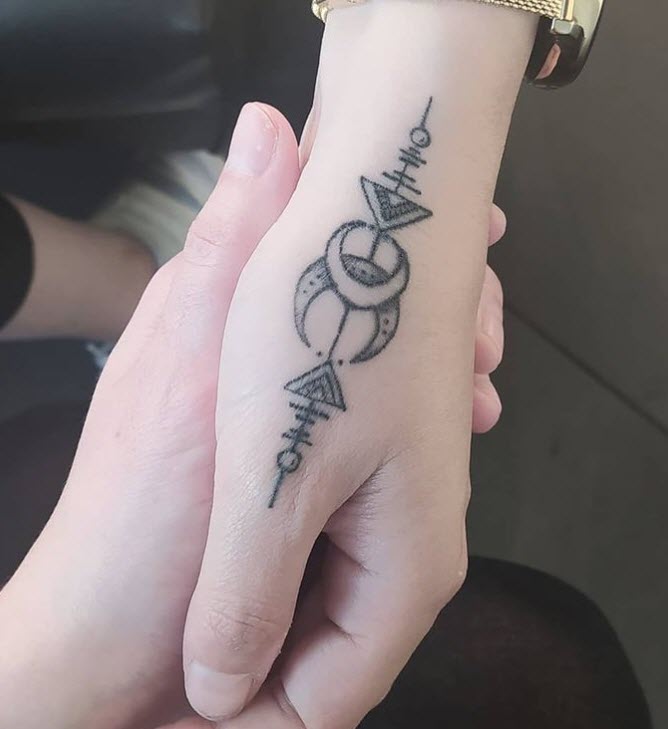 Tatuaje en el dedeo pulgar línea fina
