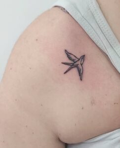 Mini Tattoos - Tatuaje pequeño de una golondrina en el hombro