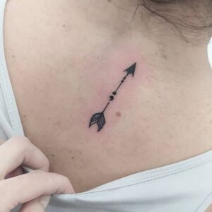 Tattoos de flechas - Tatuaje flecha en la nuca