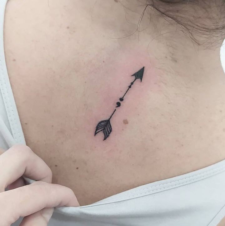 Tatuaje flecha en la nuca