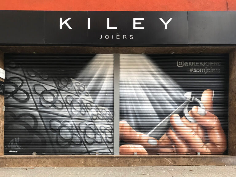 Mural decorativo en la persiana de la Joyeria Kiley