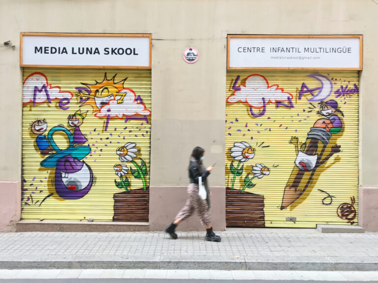 Graffiti en cierre metálico: Media Luna Skool