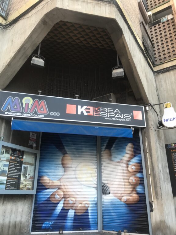 Graffiti en cierre metálico: MIM y Krea espais
