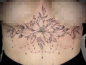 Tatuajes debajo del pecho mujer - Tatuaje debajo del pecho para tapar una cicatriz