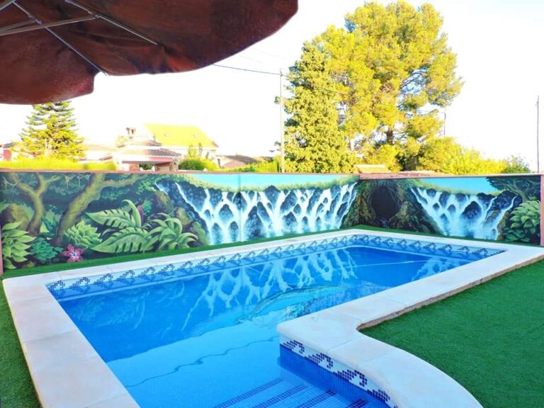 Graffiti en patio de interior de una piscina: Decoración de jardín