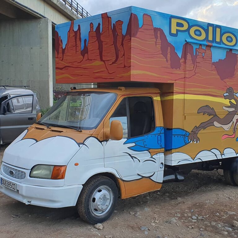 Graffiti decorativo del Correcaminos en una furgoneta