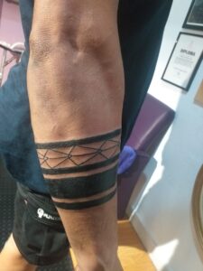 Tattoos de brazaletes - Tatuaje Brazalete en el brazo