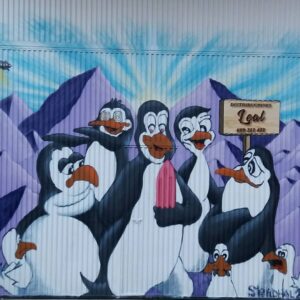 Graffiti Logroño - Mural en negocio con dibujo de pingüinos