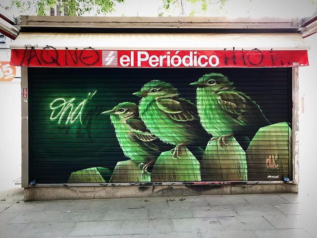Persiana de Kiosko de prensa con decoración de graffiti en colores fluorescentes
