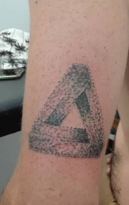 Tatuaje triangulo puntillismo