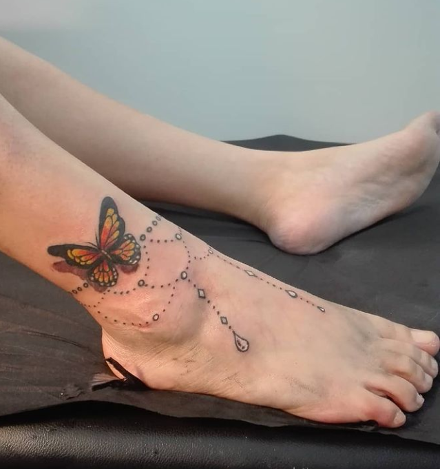 Tatuaje de una mariposa en el tobillo