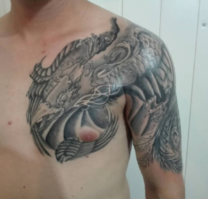 Estudios de Tatuajes en Huelva - Tatuaje ave Fenix en el hombro