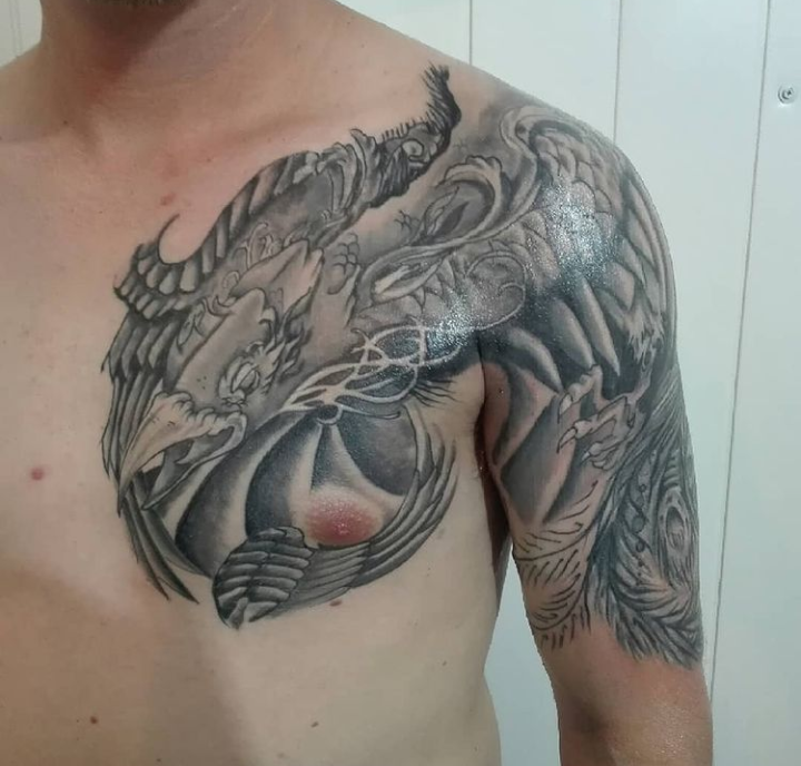 Tatuaje ave Fenix en el hombro