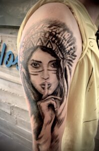 Tatuajes - Tatuaje India en el hombro estilo black and grey