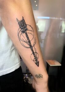Tatuajes en el antebrazo - Tatuaje de una flecha en el antebrazo