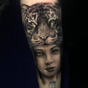 Mejores tatuajes - Tatuaje de una chica con un tigre en la cabeza, estilo realista