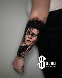 Tatuajes en el brazo - Tatuaje realista Eduardo manos tijeras en el antebrazo