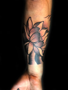 Tatuajes Neotradicional - Tatuaje Neotradicional – Flor