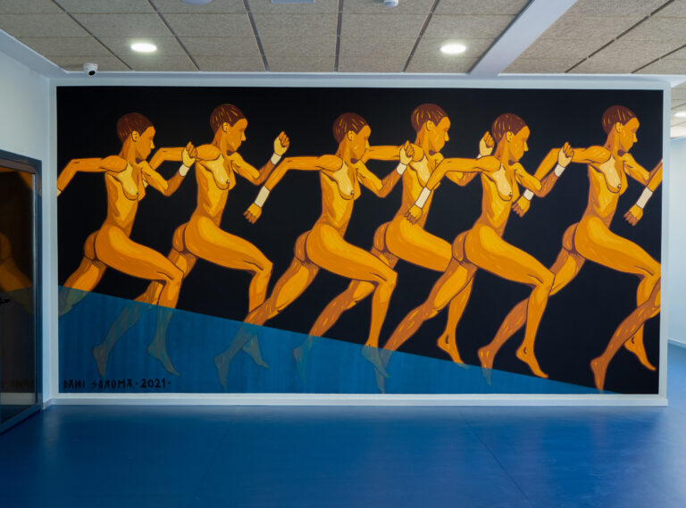 CORREDORAS DE MARATÓN: Mural pintado a mano en Cullera para un centro deportivo